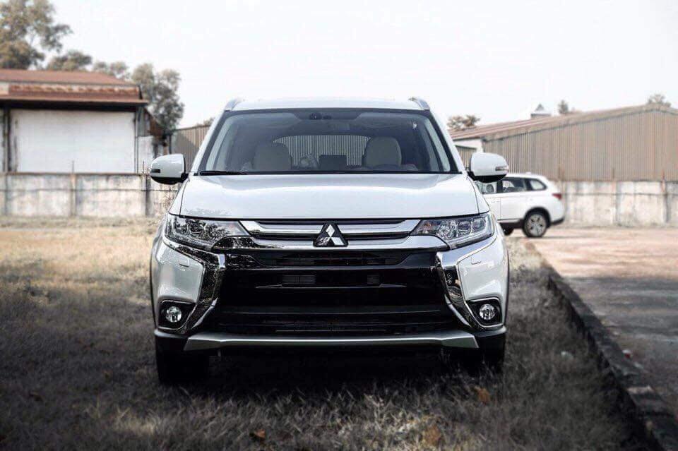 Mitsubishi Outlander 2.0 CVT 2018 - " Mitsubishi Vinh " Chuyên bán Outlander 2.0 năm 2018, màu trắng, trả trước 180 triệu, LH Yến: 0968.660.828