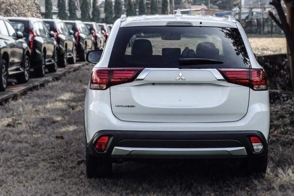 Mitsubishi Outlander 2.0 CVT 2018 - " Mitsubishi Vinh " Chuyên bán Outlander 2.0 năm 2018, màu trắng, trả trước 180 triệu, LH Yến: 0968.660.828