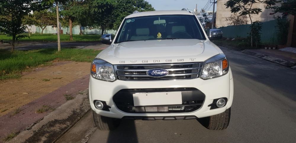 Ford Everest 2014 - Bán Ford Everest đời 2014, màu trắng, máy dầu, số sàn. Giá chỉ 655 triệu