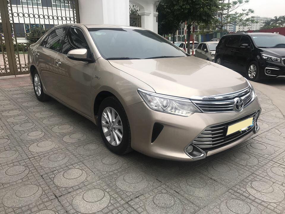 Toyota Camry AT 2016 - Bán xe Toyota Camry 2.0,đời 2016, số tự động, màu vàng cát, full option