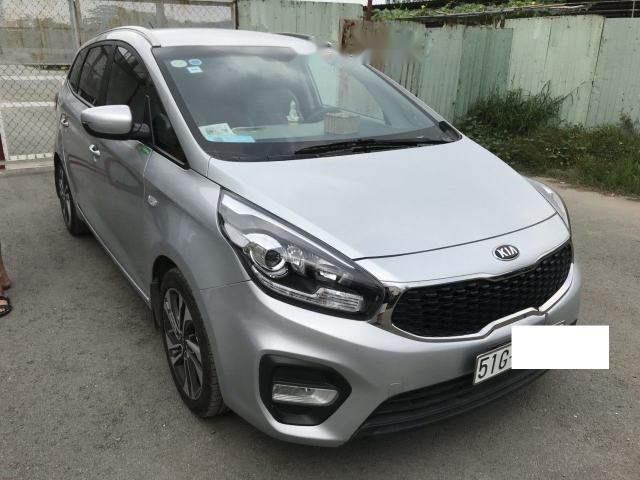 Kia Rondo   2.0MT 2017 - Bán Kia Rondo 2.0MT đời 2017, màu bạc số sàn