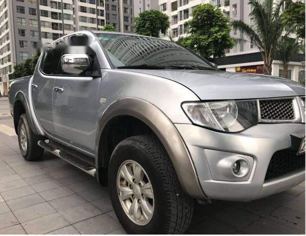 Mitsubishi Triton GLS 2.5MT 4x4 2010 - Bán gấp Mitsubishi Triton GLS 2.5MT 4x4 đời 2010, màu bạc chính chủ