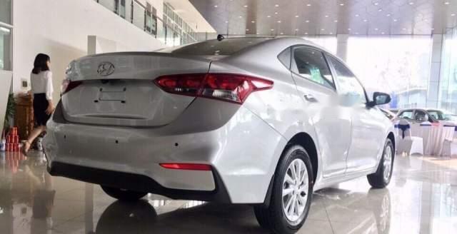 Hyundai Accent AT 2018 - Bán xe Hyundai Accent AT sản xuất năm 2018, màu bạc, giá chỉ 555 triệu