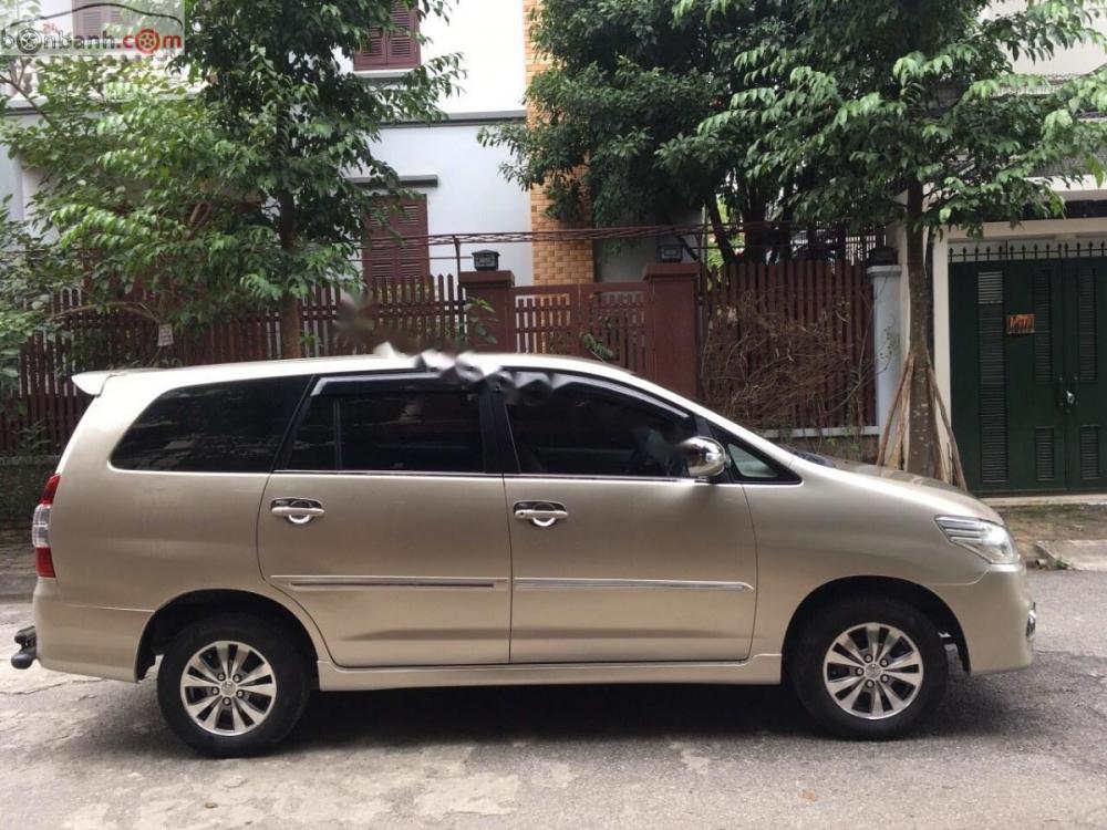 Toyota Innova 2.0E 2015 - Bán Toyota Innova 2.0E năm sản xuất 2015, màu vàng, chính chủ