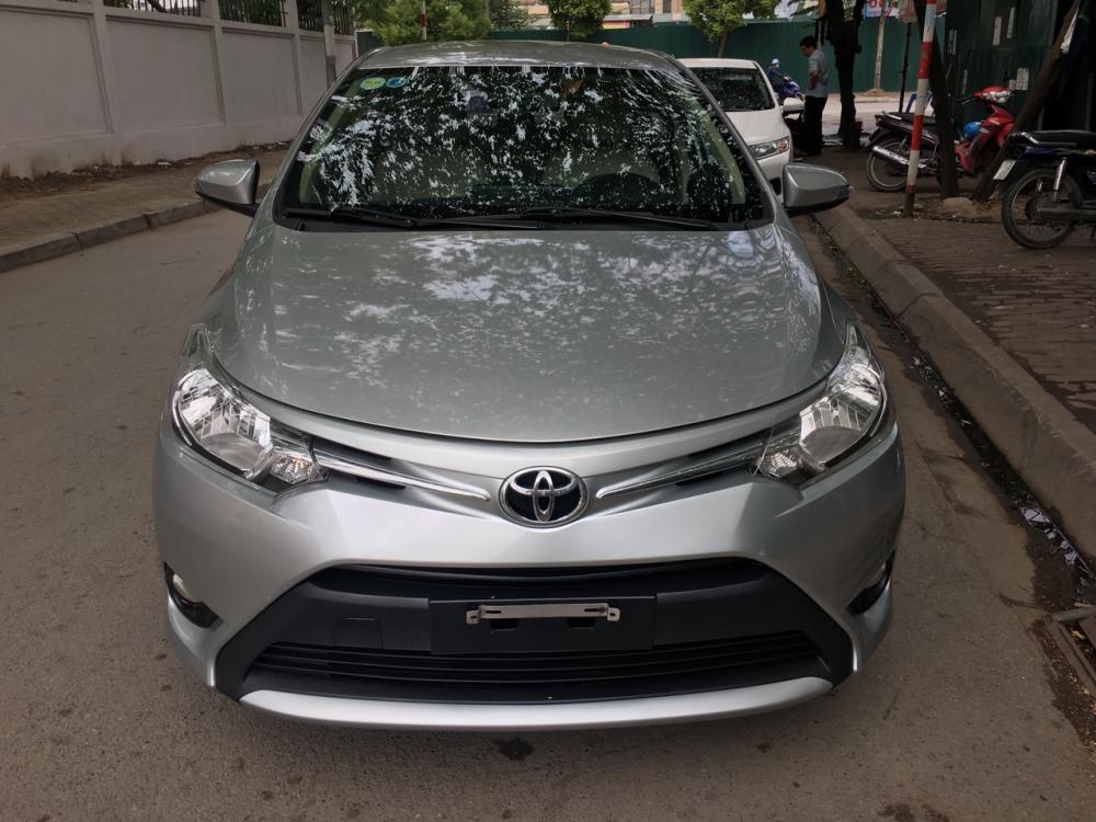 Toyota Vios E 1.5MT 2015 - Bán ô tô Toyota Vios E 1.5MT sản xuất 2015, màu bạc, giá tốt