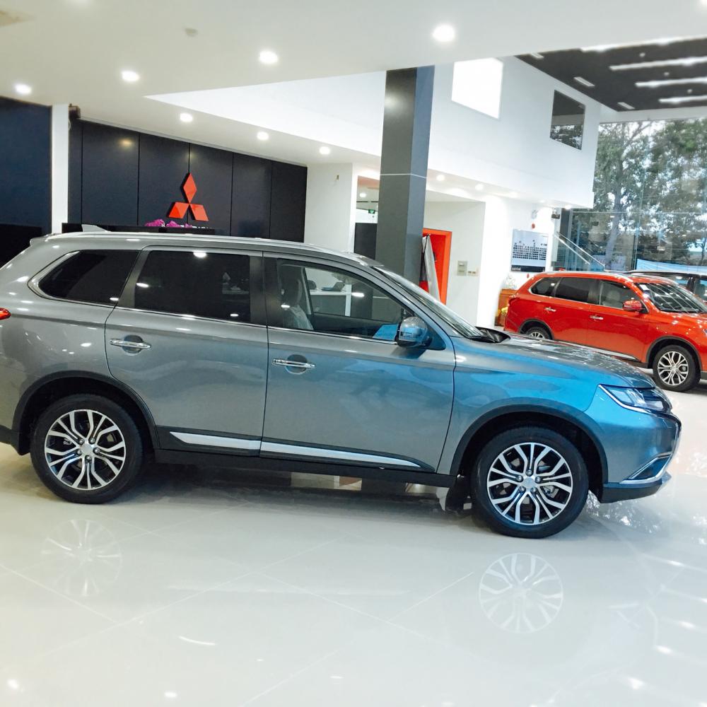 Mitsubishi Outlander 2018 - Bán Mitsubishi Outlander năm 2018 màu xám (ghi), giá 909 triệu