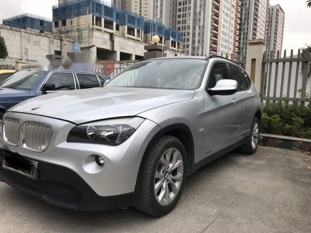 BMW X1 2012 - Cần bán BMW X1 sản xuất 2012, màu bạc, nhập khẩu, 586 triệu