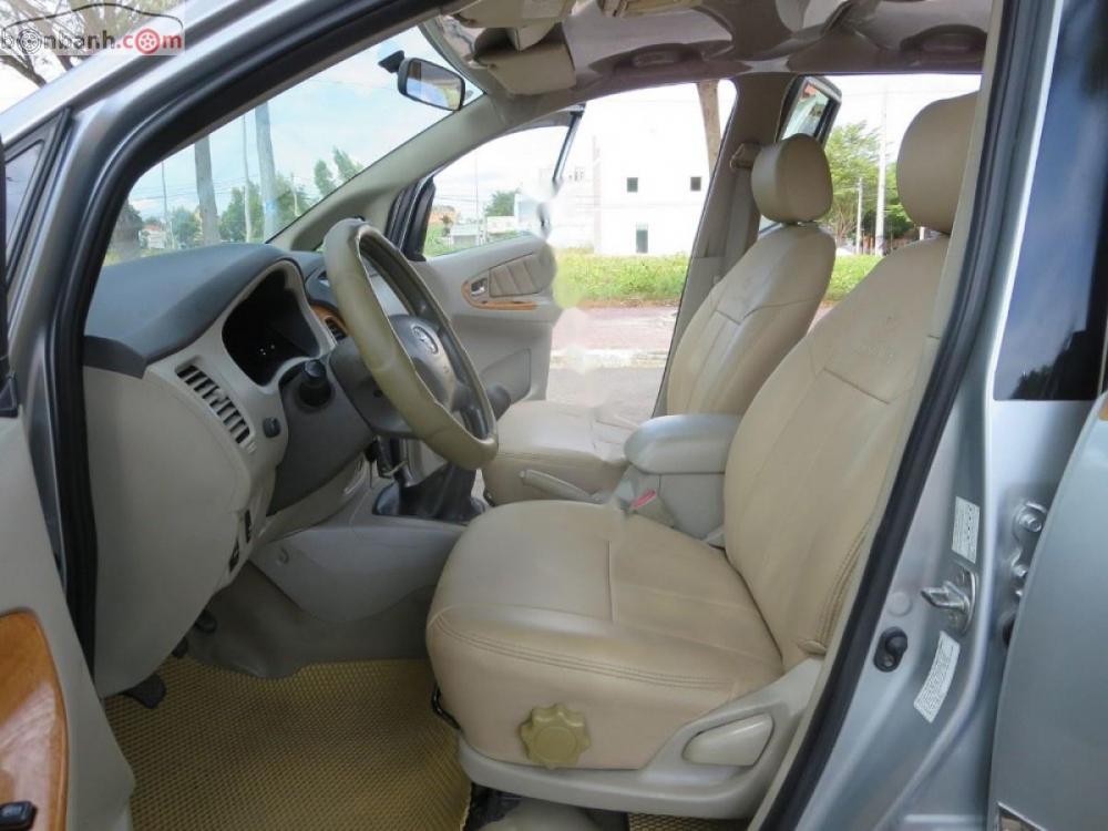 Toyota Innova G 2011 - Bán Toyota Innova G năm sản xuất 2011, màu bạc, xe gia đình, giá tốt