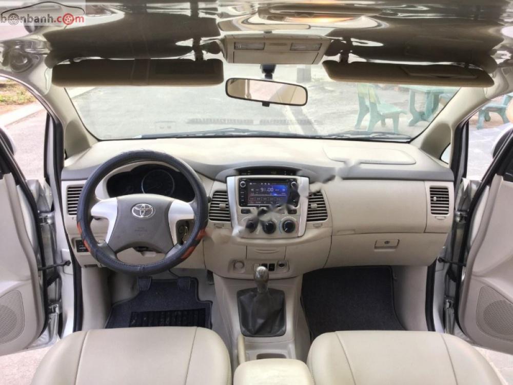 Toyota Innova 2.0 E 2015 - Bán ô tô Toyota Innova 2.0 E đời 2015, màu bạc, mới chạy 42000 km