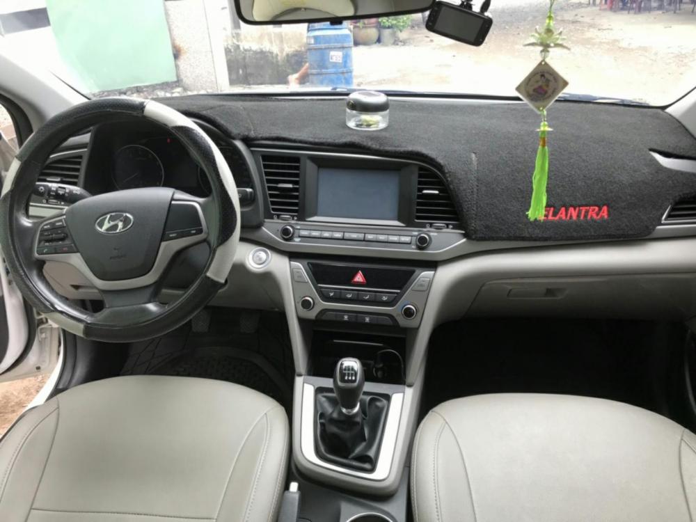 Hyundai Elantra GLS 1.6MT 2017 - Bán Hyundai Elantra GLS 1.6MT màu trắng, số sàn, sản xuất 2017, biển Sài Gòn, đi 28000km