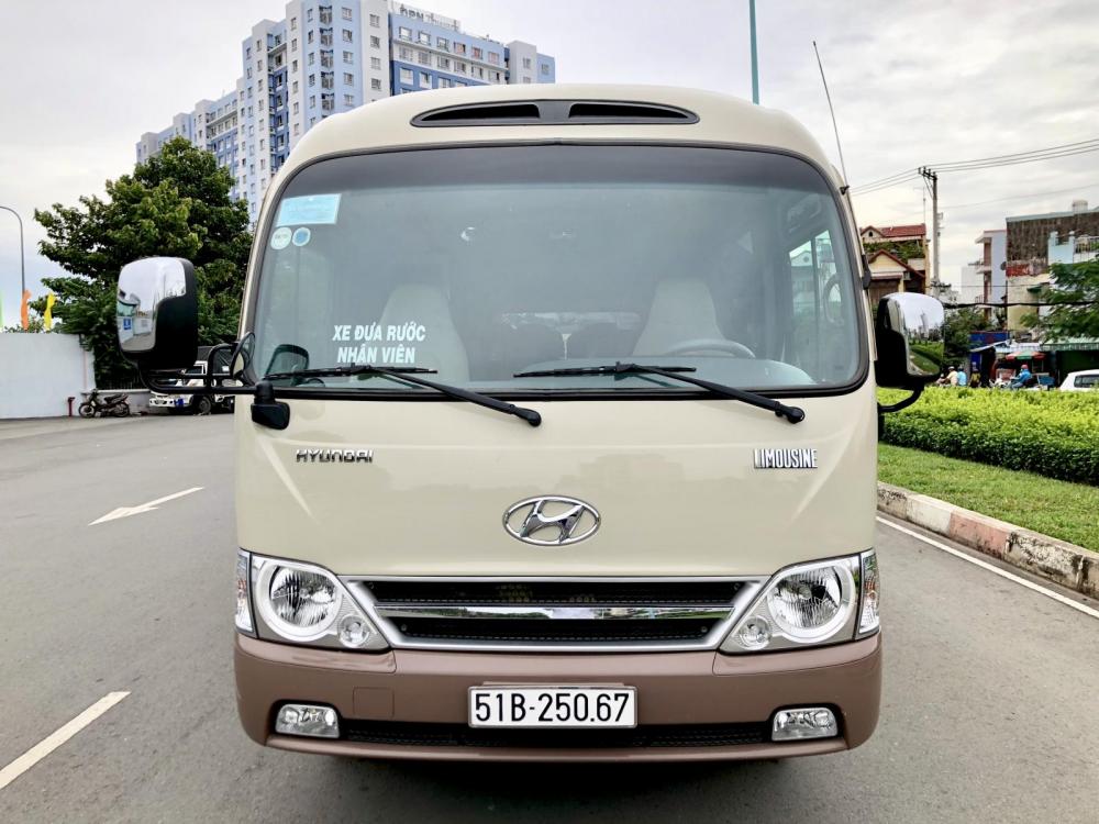 Hyundai County 4.0 2018 - County 29 chỗ 2018, đoàn dài hàng 3 cục hai màu. Xe nhà xài kĩ, không chạy kinh doanh