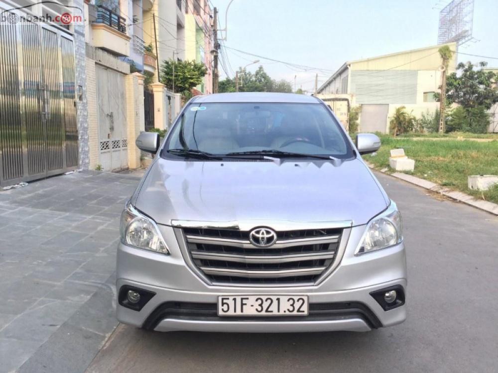 Toyota Innova 2.0 E 2015 - Bán ô tô Toyota Innova 2.0 E đời 2015, màu bạc, mới chạy 42000 km