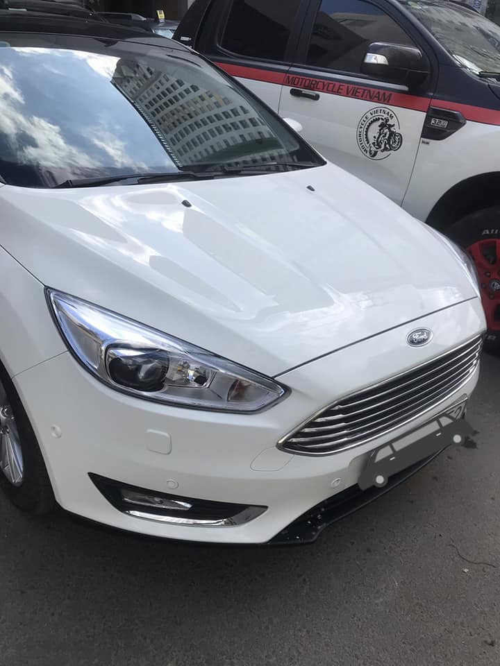 Ford Focus  1.5L Ecoboost Titanium 2 2017 - Bán xe Ford Focus Titanium năm sản xuất 2017, màu trắng, giá tốt