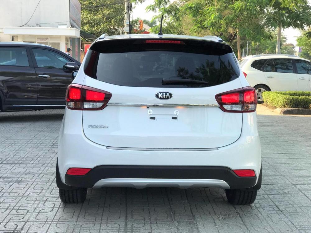 Kia Rondo 2.0 GAT 2018 - Bán Kia Rondo GAT 2018, giảm giá cực lớn, tặng bảo hiểm vật chất thân xe