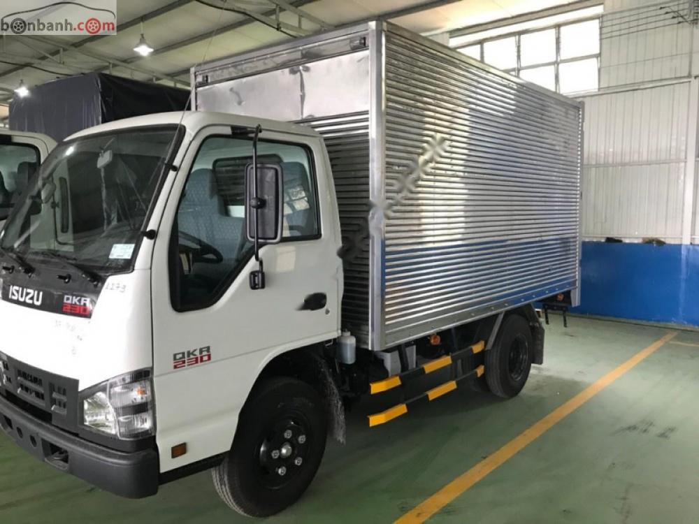 Isuzu QKR 230 2018 - Bán xe Isuzu QKR 230 thùng kín màu trắng, thùng dài 6,2m