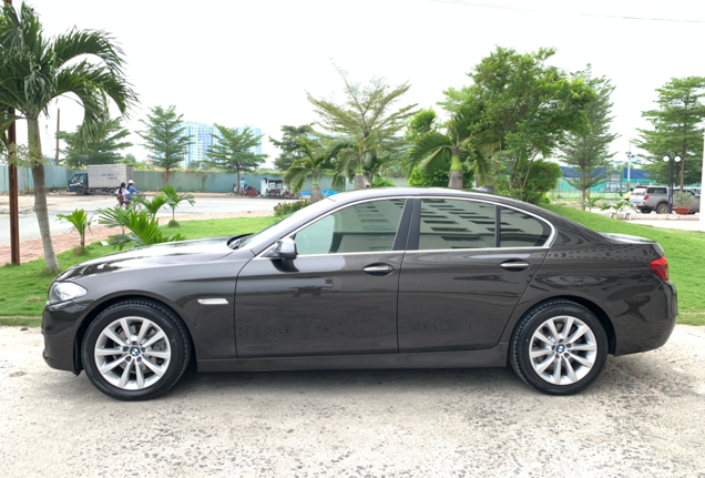 BMW 5 Series 520i 2015 - Bán BMW 520i model 2016 màu nâu, xe mua mới