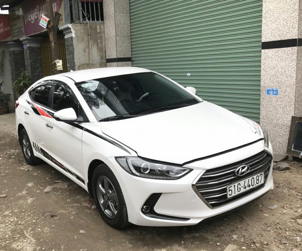 Hyundai Elantra GLS 1.6MT 2017 - Bán Hyundai Elantra GLS 1.6MT màu trắng, số sàn, sản xuất 2017, biển Sài Gòn, đi 28000km