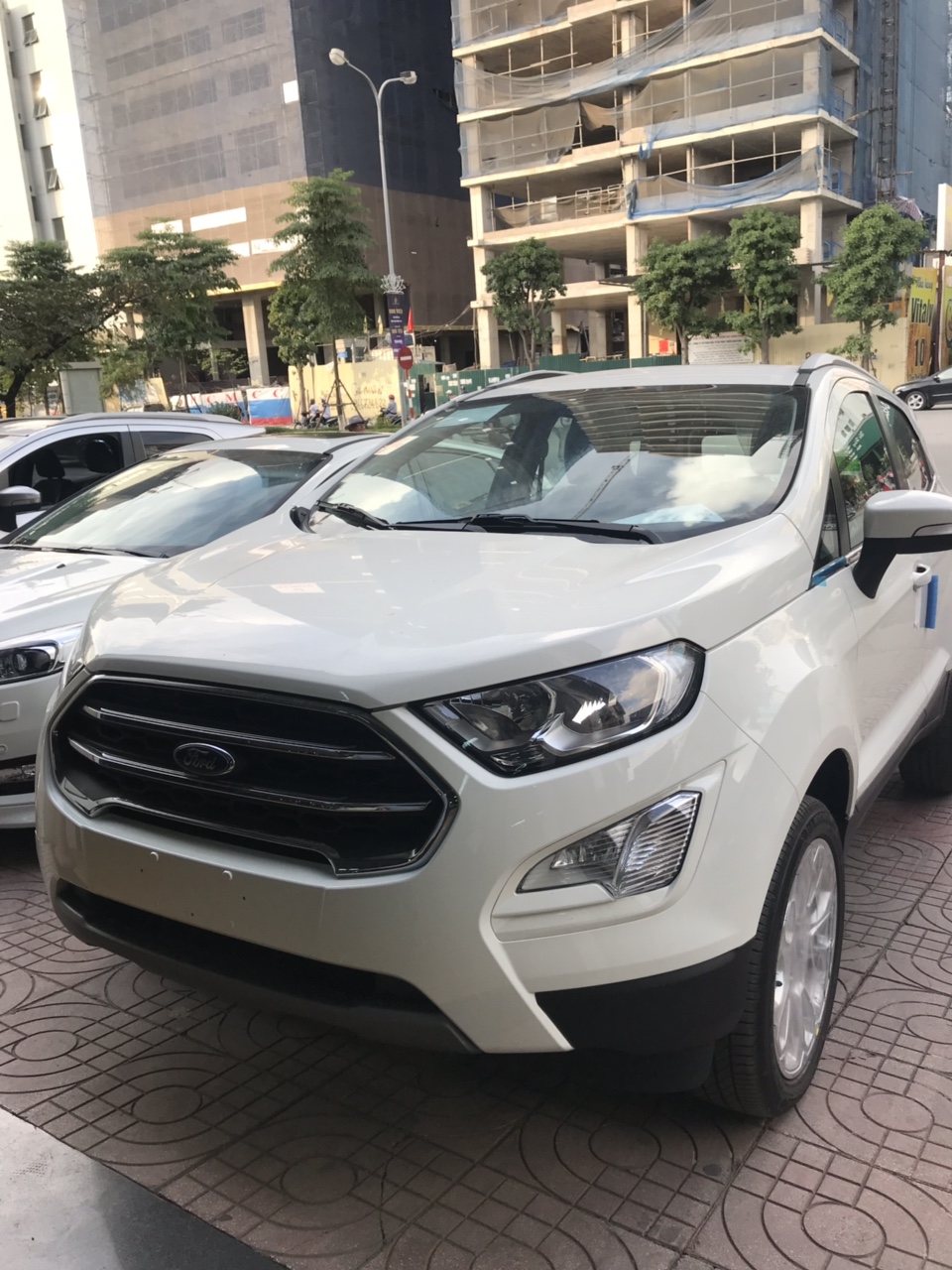 Ford EcoSport  Ambiente 1.5L MT 2018 - Cần bán Ford EcoSport 2018, màu trắng, KM sốc T1 - tặng 1 năm BHTV + Hỗ trợ lăn bánh, nhanh gọn