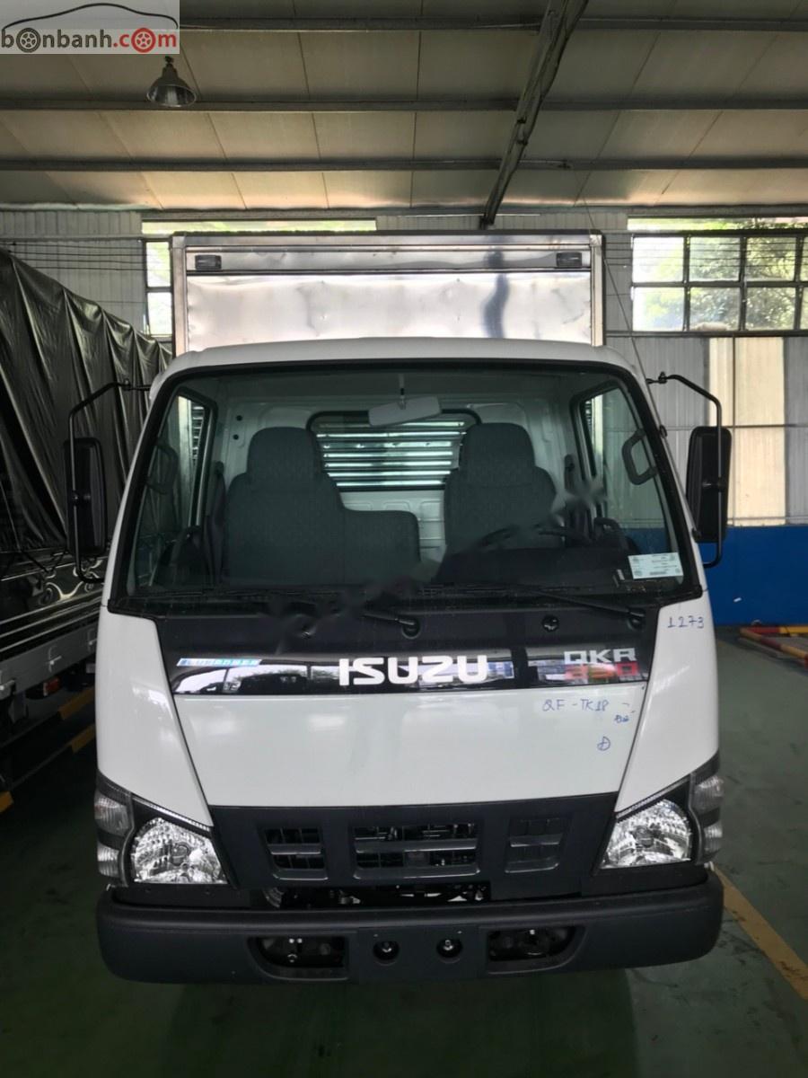 Isuzu QKR 230 2018 - Bán xe Isuzu QKR 230 thùng kín màu trắng, thùng dài 6,2m