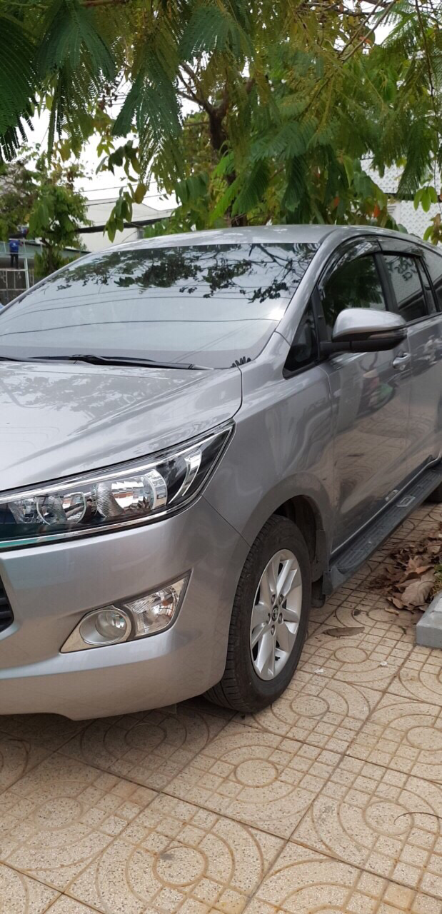 Toyota Innova E MT 2017 - Cần bán lại xe Toyota Innova năm 2017 màu bạc, giá 699 triệu