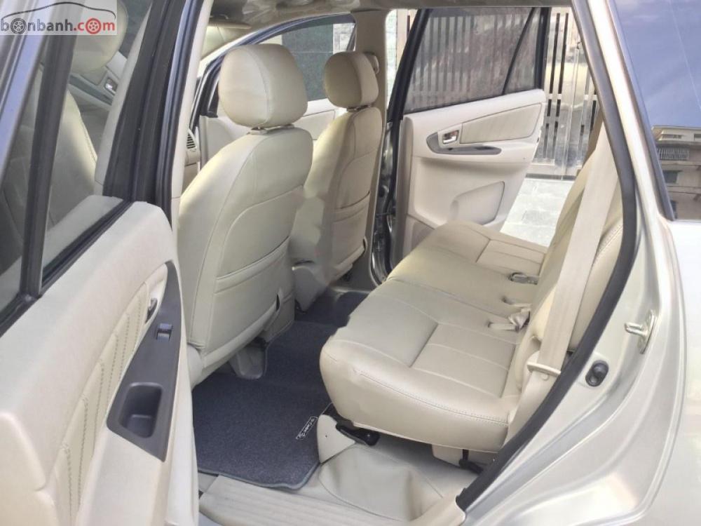 Toyota Innova 2.0 E 2015 - Bán ô tô Toyota Innova 2.0 E đời 2015, màu bạc, mới chạy 42000 km