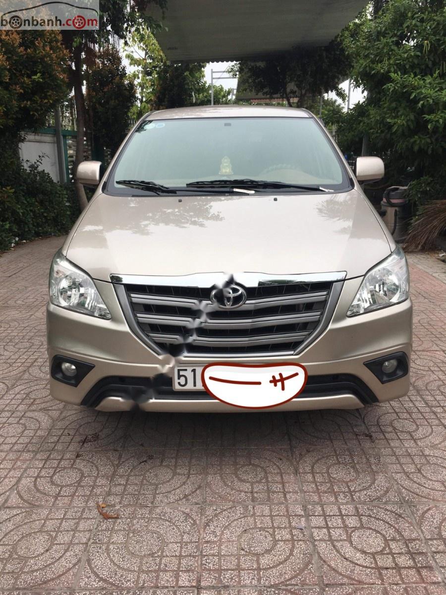 Toyota Innova 2.0E 2014 - Bán xe Toyota Innova 2.0E đời 2014, màu vàng