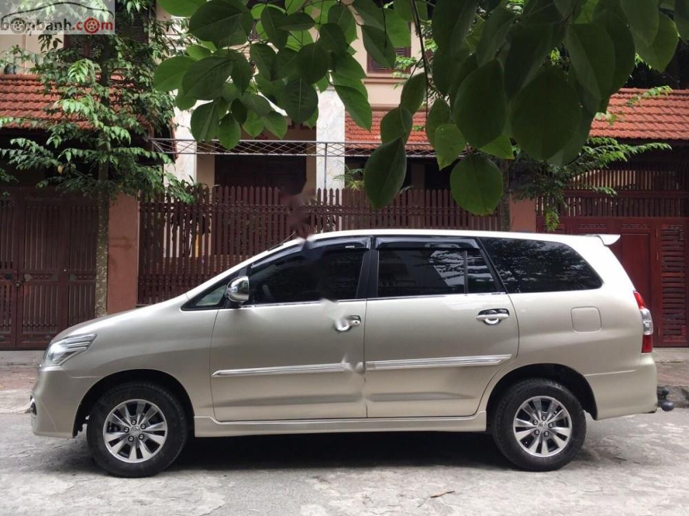 Toyota Innova 2.0E 2015 - Bán Toyota Innova 2.0E năm sản xuất 2015, màu vàng, chính chủ