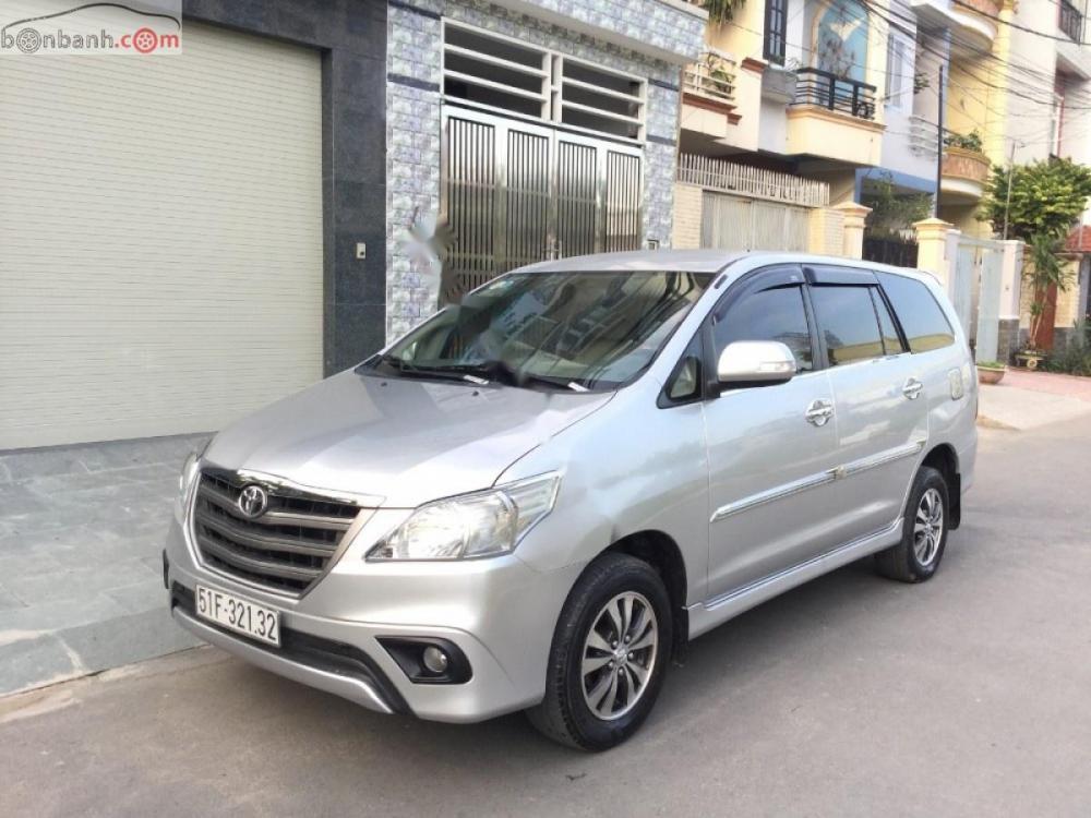 Toyota Innova 2.0 E 2015 - Bán ô tô Toyota Innova 2.0 E đời 2015, màu bạc, mới chạy 42000 km