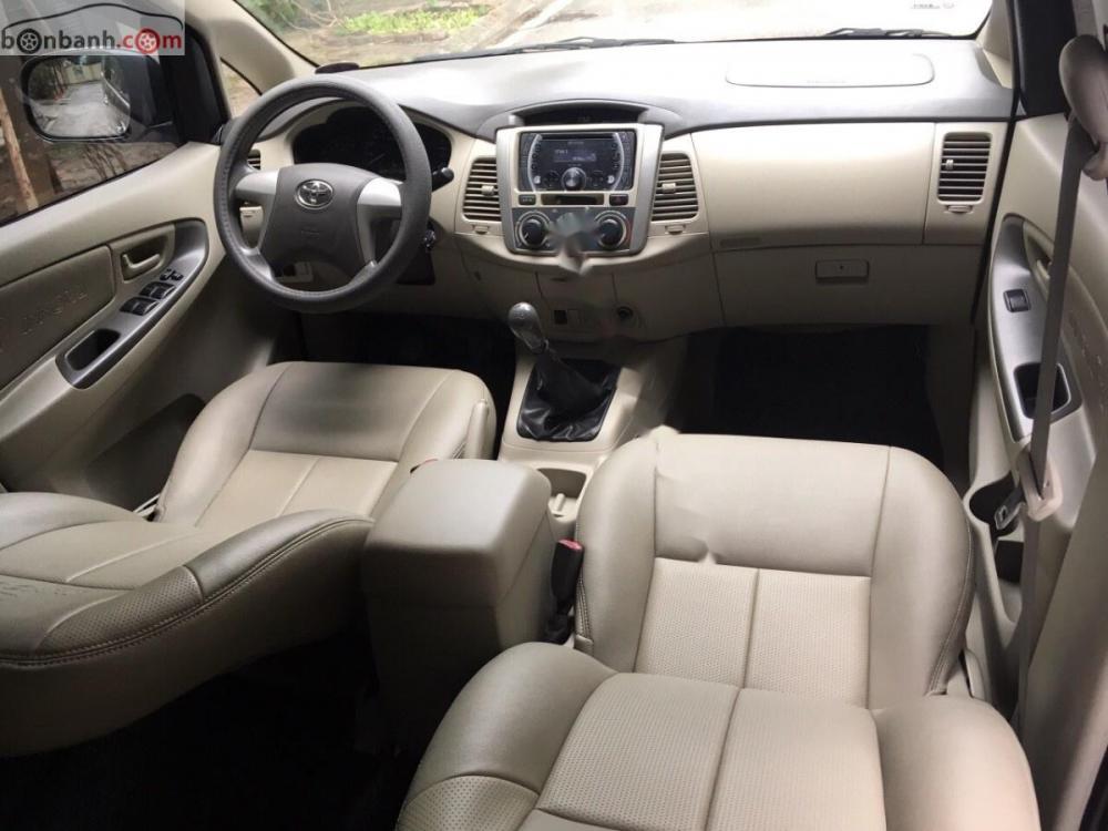 Toyota Innova 2.0E 2015 - Bán Toyota Innova 2.0E năm sản xuất 2015, màu vàng, chính chủ