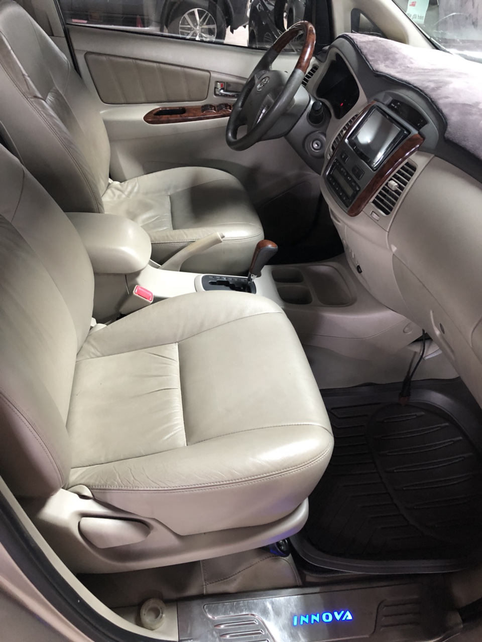 Toyota Innova V 2014 - Bán Innova V tự động 2014, giá tốt LH Sao Mai