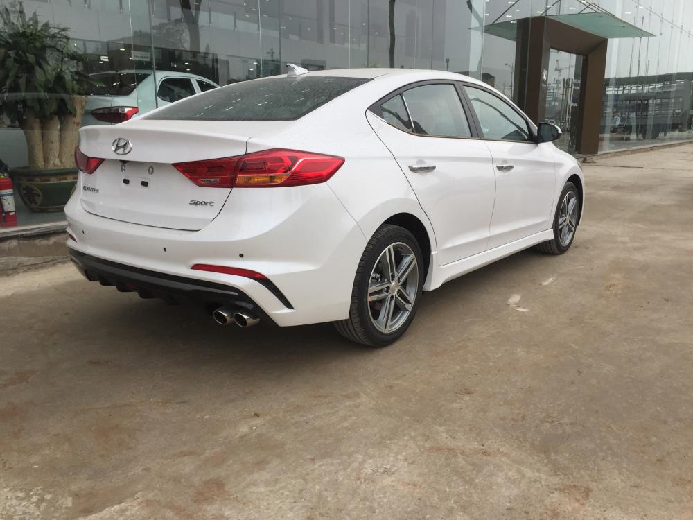 Hyundai Elantra 2018 - Bán xe Hyundai Elantra 2018 khuyến mại rẻ giật mình