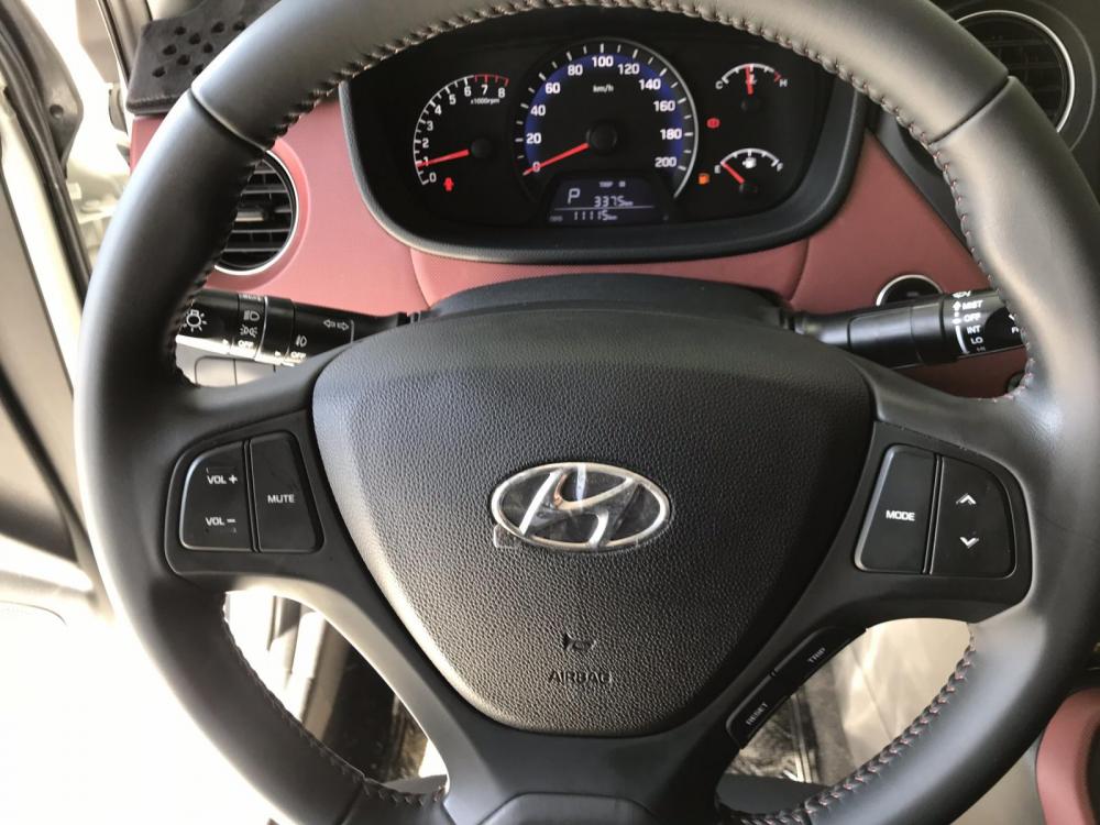 Hyundai Grand i10 1.2AT   2018 - Bán Hyundai Grand i10 sedan 1.2AT màu trắng, số tự động, sản xuất 2018, bản gia đình lăn bánh 11000km