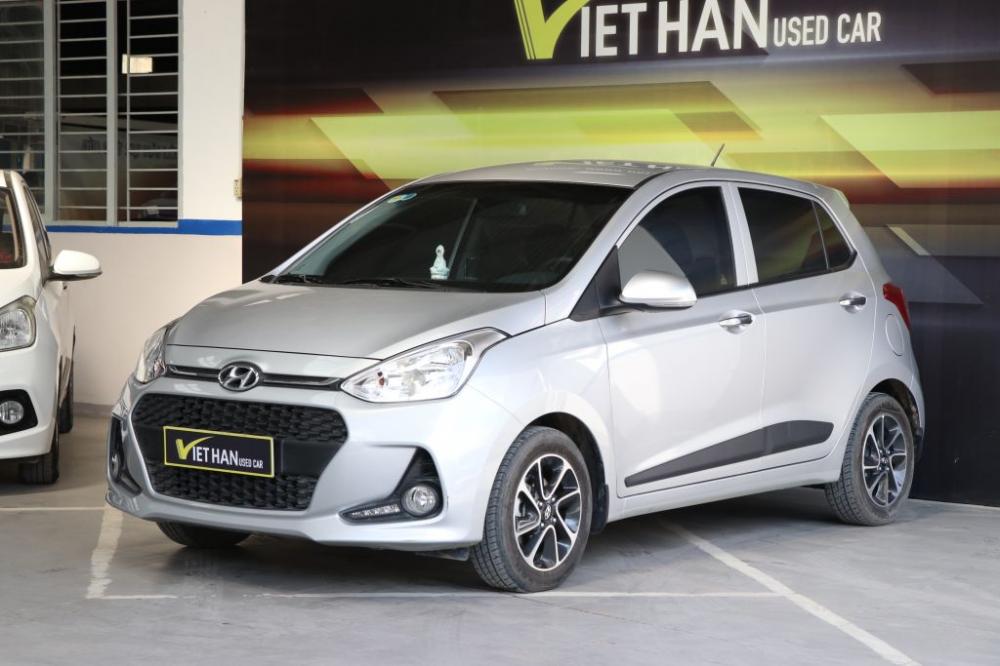 Hyundai Grand i10 1.2AT 2017 - Cần bán Hyundai Grand i10 1.2AT sản xuất năm 2017, màu bạc, giá tốt