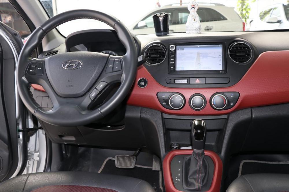 Hyundai Grand i10 1.2AT 2017 - Cần bán Hyundai Grand i10 1.2AT sản xuất năm 2017, màu bạc, giá tốt