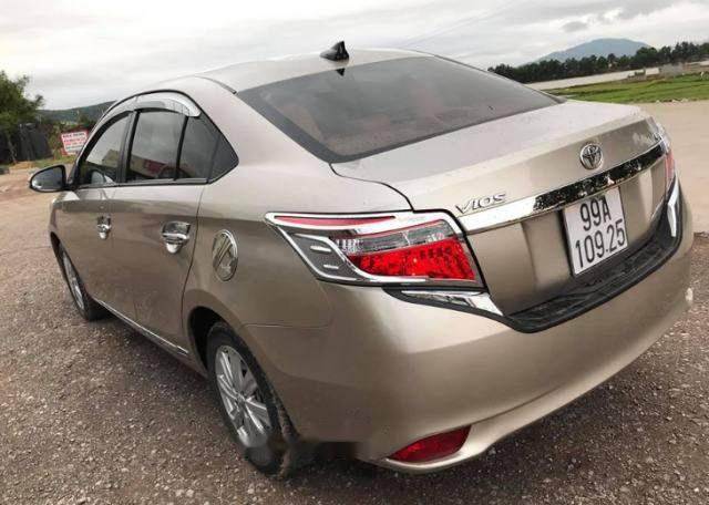 Toyota Vios   2015 - Cần bán Toyota Vios sản xuất năm 2015, màu vàng số sàn
