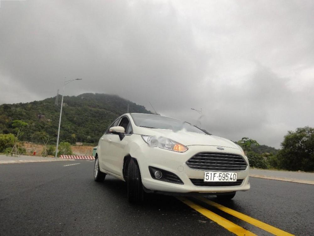 Ford Fiesta Titanium 1.5 AT 2016 - Bán Ford Fiesta Titanium 1.5 AT sản xuất 2016, màu trắng, giá chỉ 498 triệu