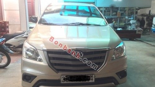 Toyota Innova   2.0E MT  2014 - Gia đình bán xe Toyota Innova 2.0E MT năm 2014, màu vàng cát