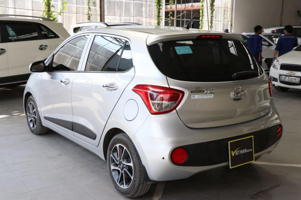 Hyundai Grand i10 1.2AT 2017 - Cần bán Hyundai Grand i10 1.2AT sản xuất năm 2017, màu bạc, giá tốt