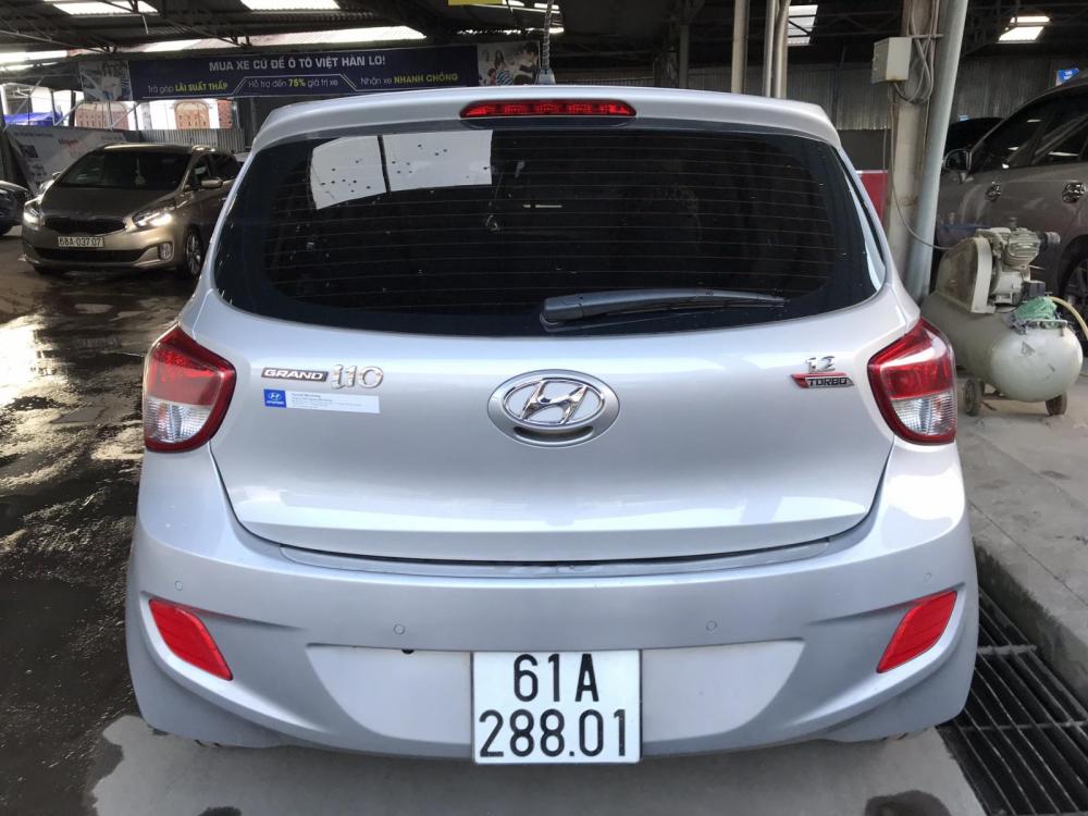 Hyundai Grand i10 1.2AT HB 2015 - Bán Hyundai Grand i10 1.2AT HB màu bạc, số tự động, nhập Ấn Độ 2015, xe đẹp 90%