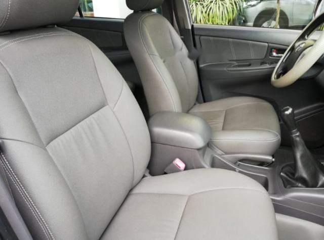 Toyota Innova E 2013 - Bán Toyota Innova E năm sản xuất 2013, màu vàng số sàn, giá 535tr