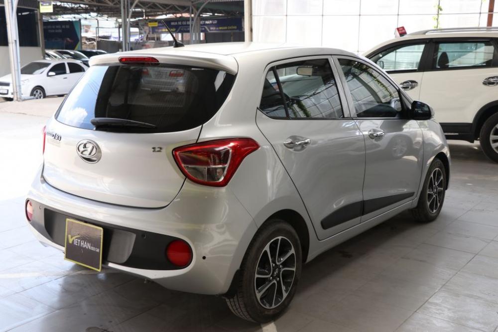 Hyundai Grand i10 1.2AT 2017 - Cần bán Hyundai Grand i10 1.2AT sản xuất năm 2017, màu bạc, giá tốt