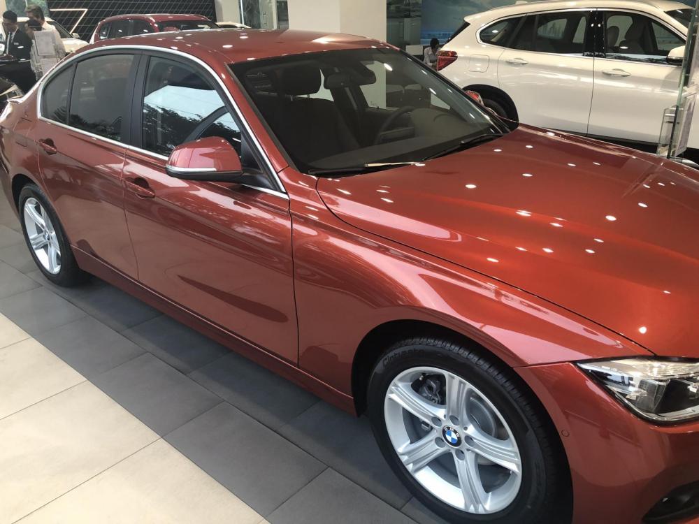 BMW 3 Series 320i  2018 - BMW 320i 2018 2.0L Sedan New 100% - Sunset Orange. Có xe giao ngay