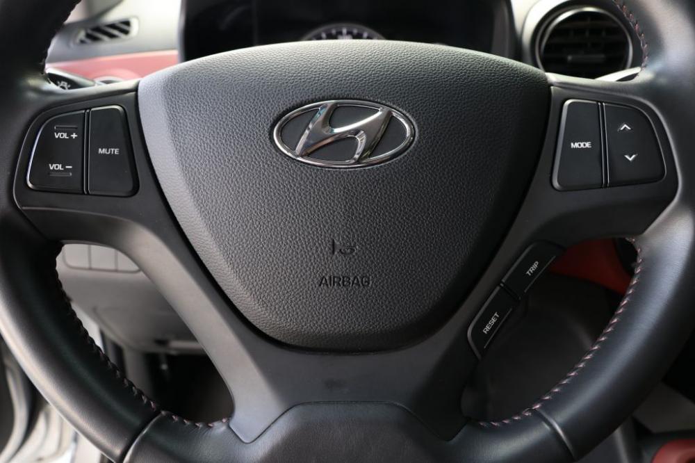 Hyundai Grand i10 1.2AT 2017 - Cần bán Hyundai Grand i10 1.2AT sản xuất năm 2017, màu bạc, giá tốt