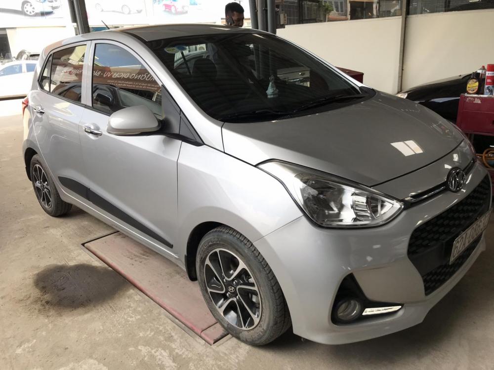 Hyundai Grand i10 1.2AT 2017 - Bán Hyundai Grand i10 HB 1.2AT màu bạc, số tự động, sản xuất 2017, chạy đúng 13000km