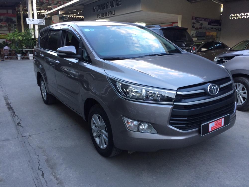 Toyota Innova E 2016 - Bán Toyota Innova E 2016 form 2017, số sàn mới đi 52.000km, xe cực đẹp, hỗ trợ trả góp