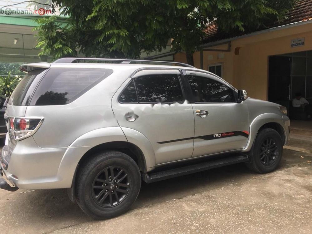 Toyota Fortuner 2.5G 2015 - Bán Toyota Fortuner 2.5G sản xuất 2015, màu bạc số sàn