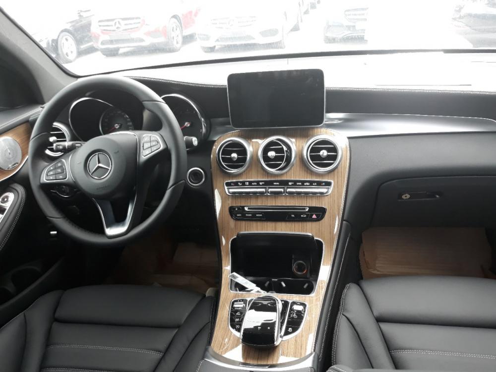 Mercedes-Benz GLC-Class GLC250 2017 - Bán Mercedes-Benz GLC250 4 Matic 2018, cũ, màu đỏ. Ưu đãi cực sốc