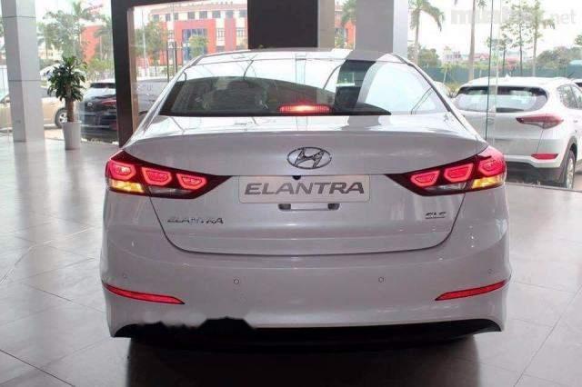 Hyundai Elantra 2018 - Cần bán xe Hyundai Elantra đời 2018, màu trắng, 565.3 triệu