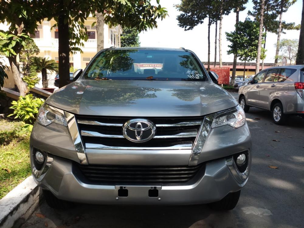 Toyota Fortuner 2.7V 4x2AT  2018 - Bán Fortuner 2.7V 4x2AT máy xăng mới 2018, nhập khẩu Indonesia, màu bạc có sẵn, giao ngay