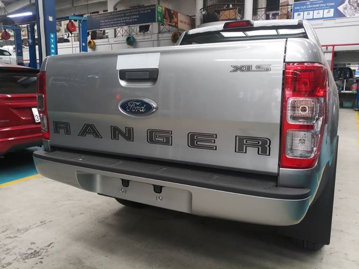 Ford Ranger XLS 2.2L AT 4x2 2018 - Bán Ford Ranger XLS 2.2L AT 4x2 năm sản xuất 2018, màu bạc, nhập khẩu nguyên chiếc, giá chỉ 650 triệu liên hệ 0911997877